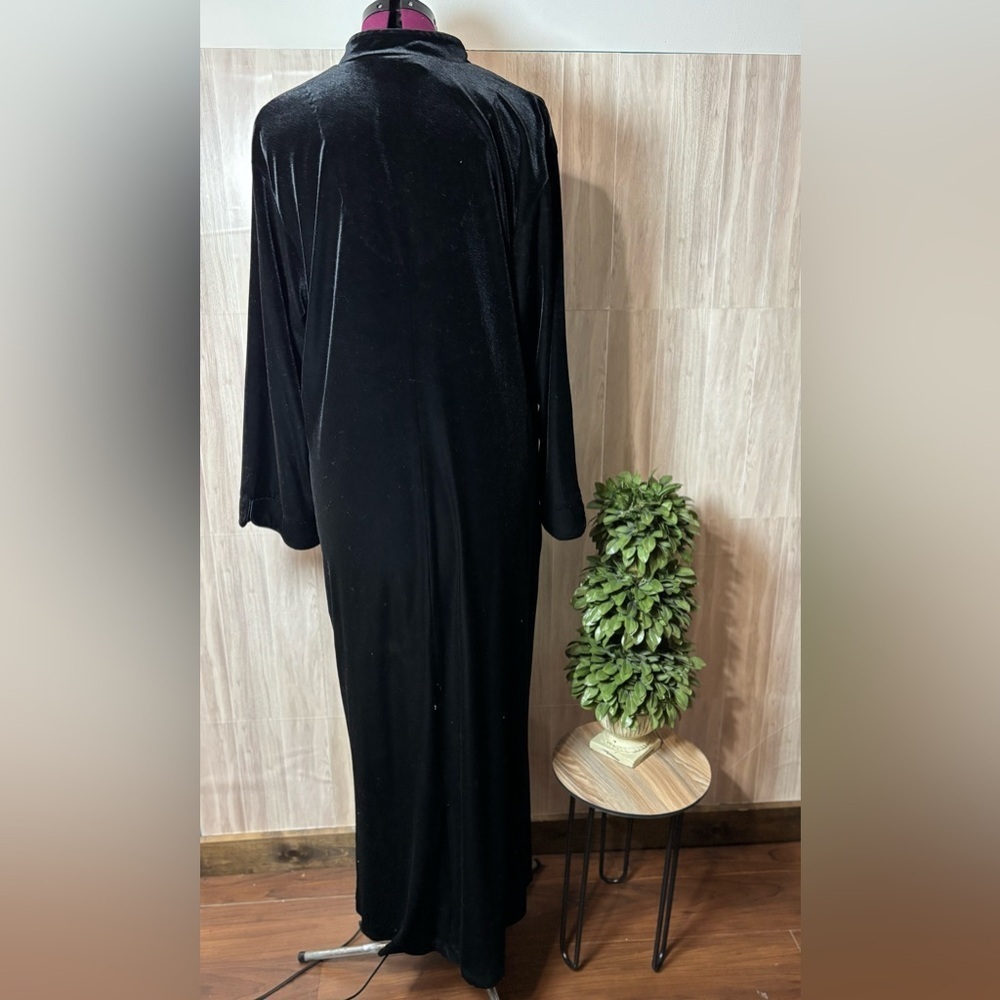 Carole Hochman Black Velvet Robe With Roses - Picture 2 of 9
